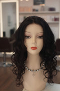 Peluca lace front ondulada cabello natural castaño oscuro sin cerquillo vista frontal VMajo