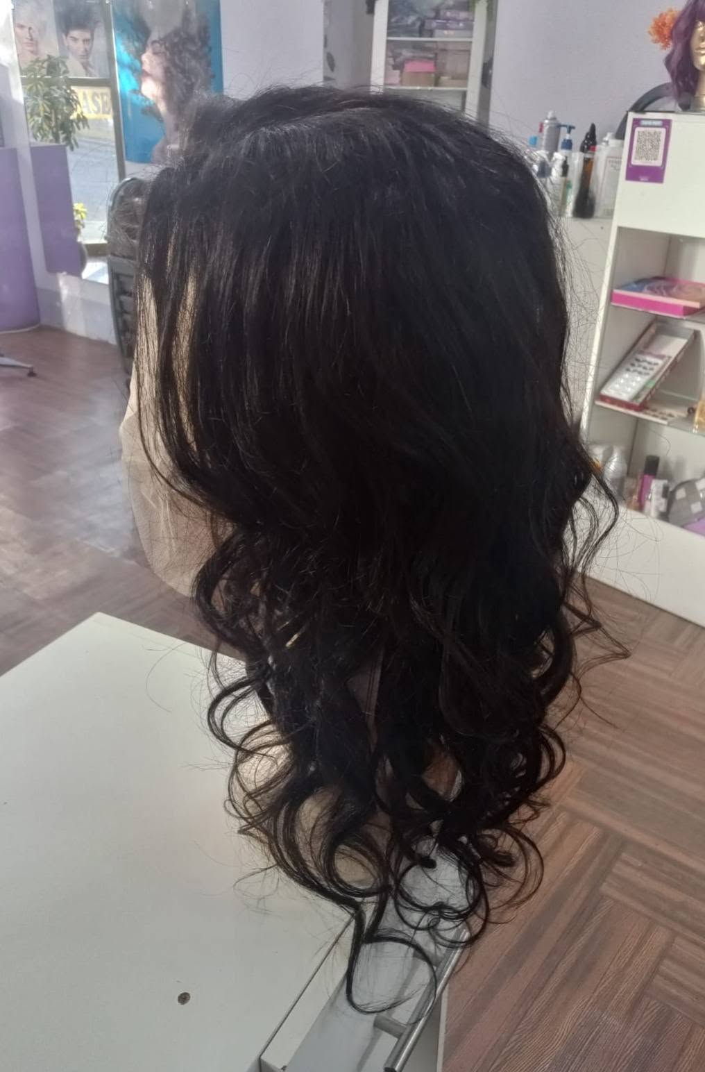 Peluca natural negra lace front ondulada - vista posterior