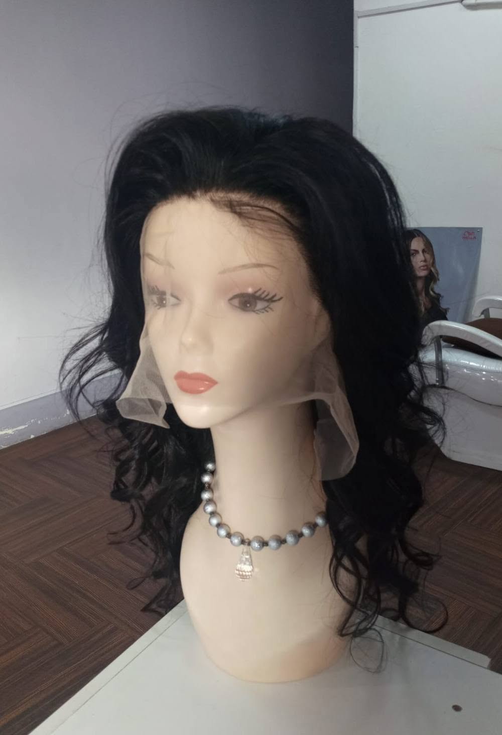 Peluca natural negra lace front ondulada - vista frontal lateral