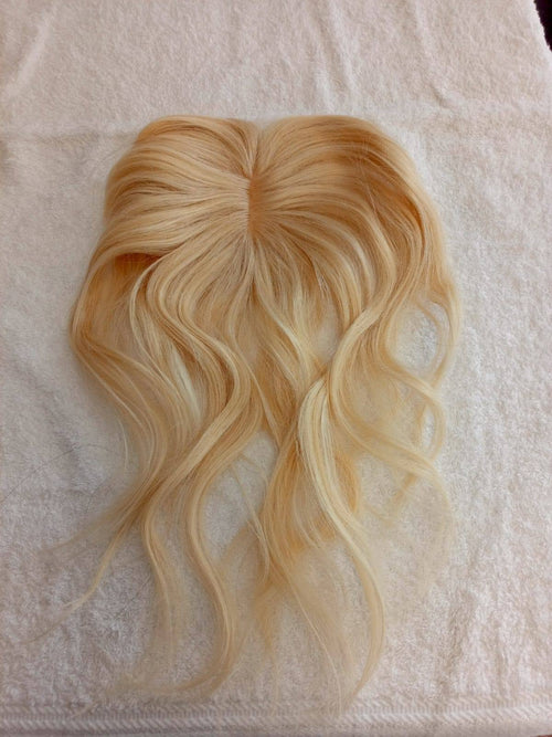 Topper Natural Rubio Claro Ondulado - vista frontal extendida