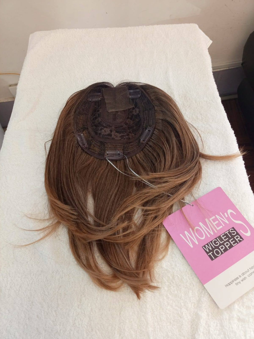 Topper capilar castaño mediano con rayitos - vista frontal con clips