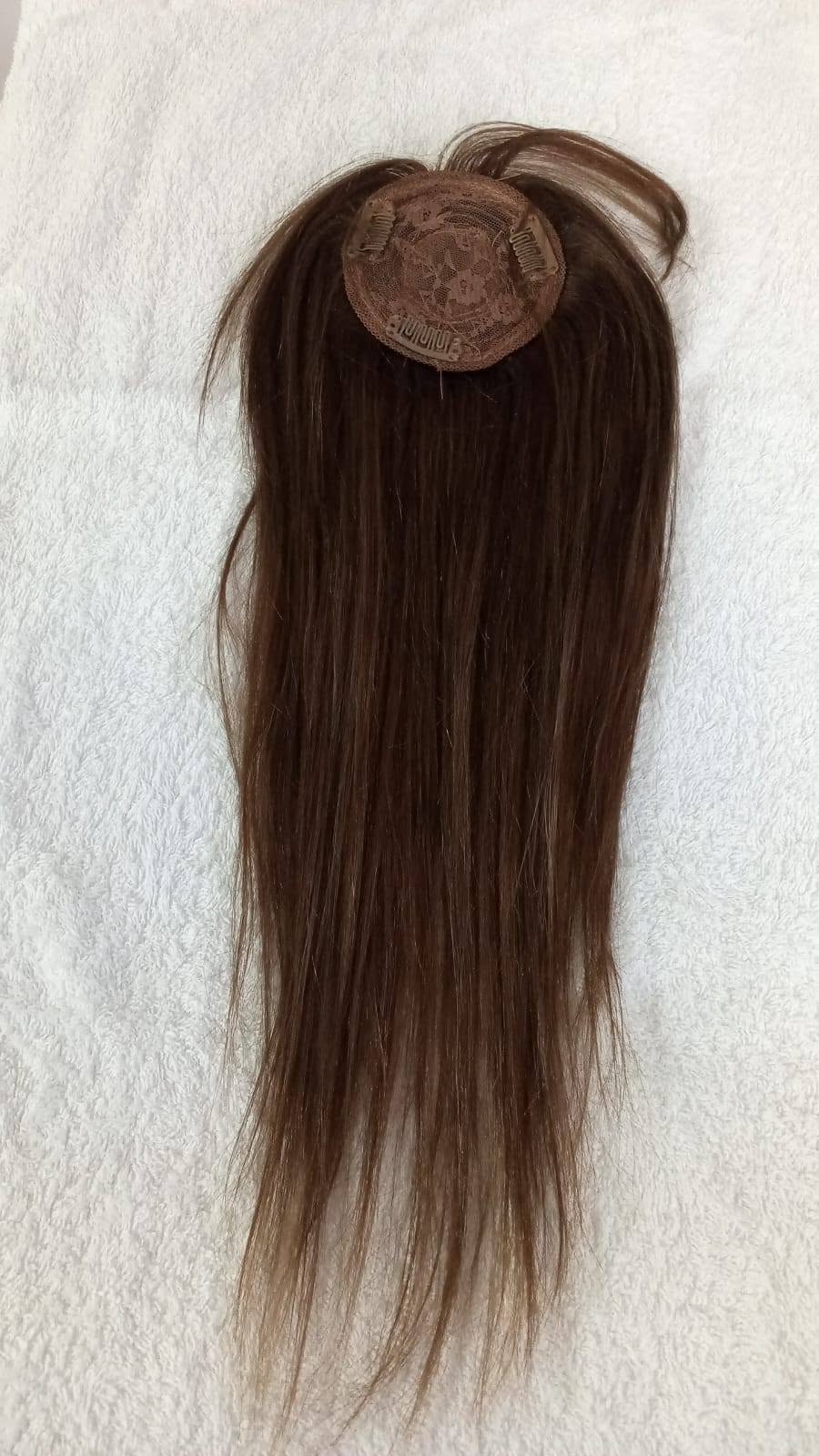 Topper 100% Natural Castaño Cenizo con Cerquillo - vista base redonda con clips