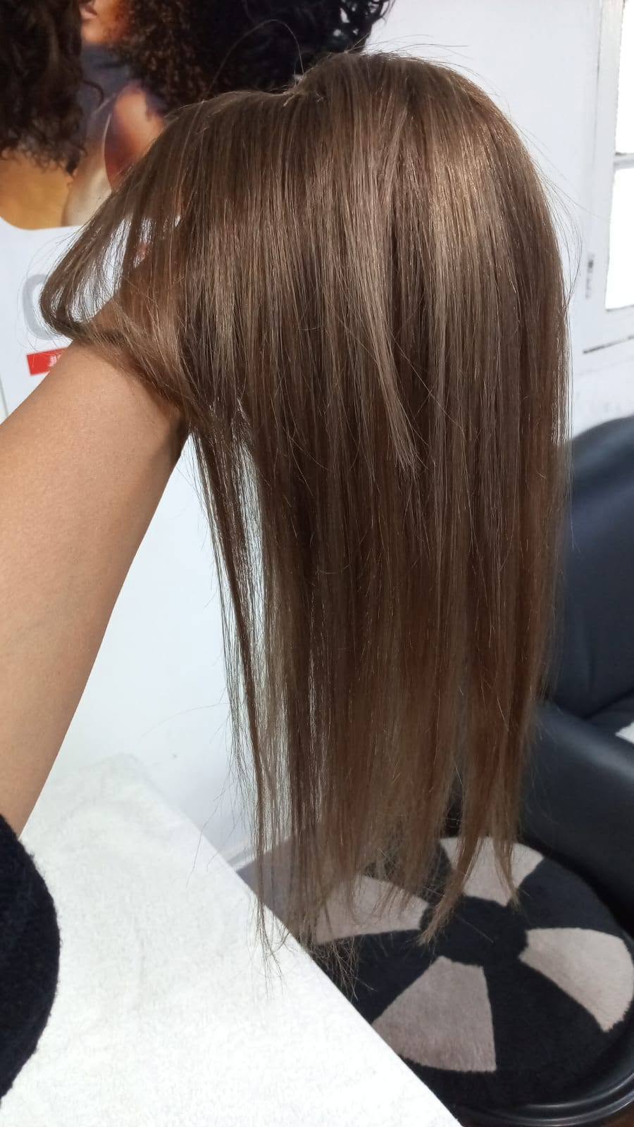 Topper 100% Natural Castaño Cenizo con Cerquillo - vista lateral con modelo