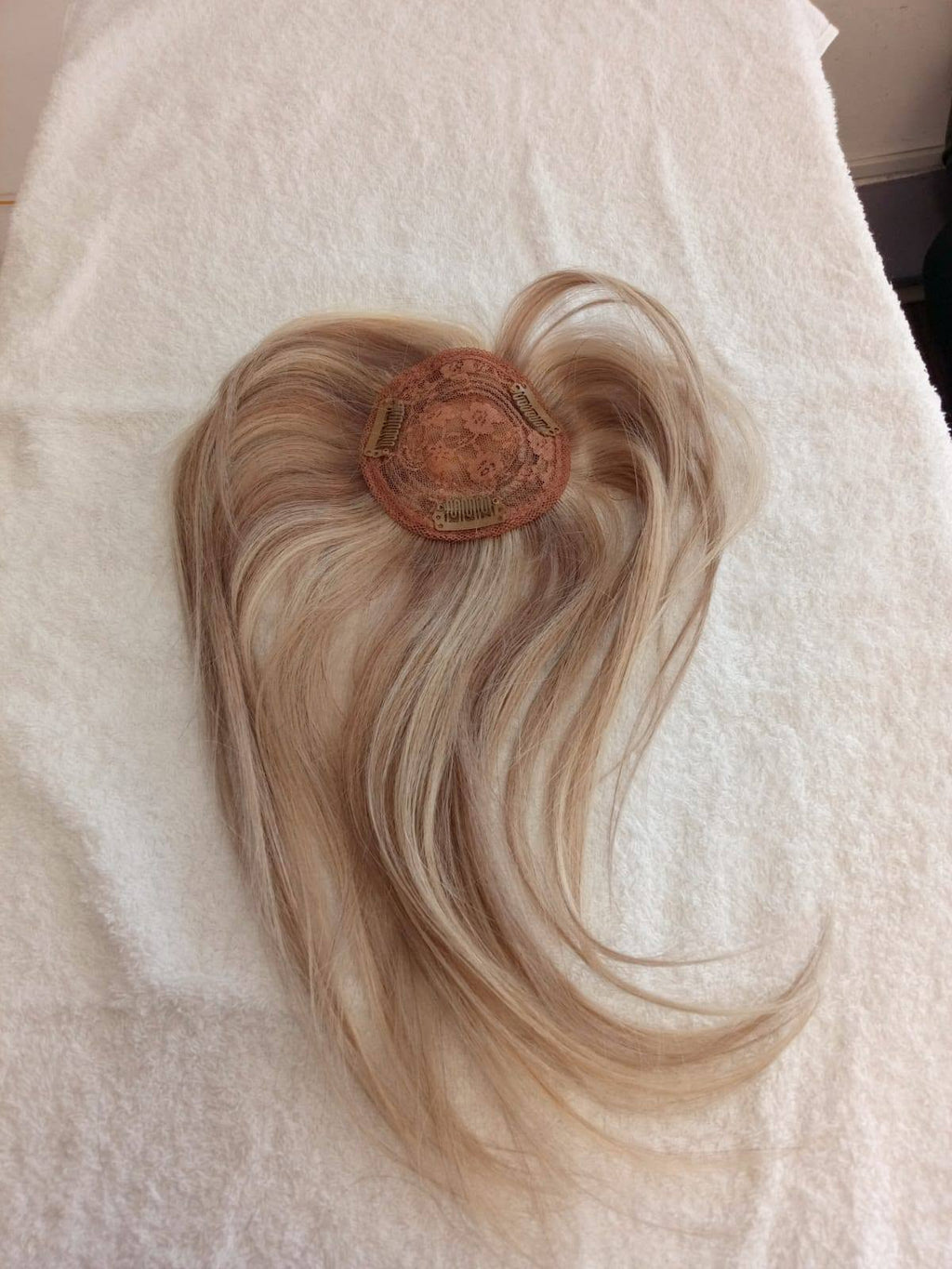Topper Natural Rubio Cenizo con Rayitos - base redonda con clips