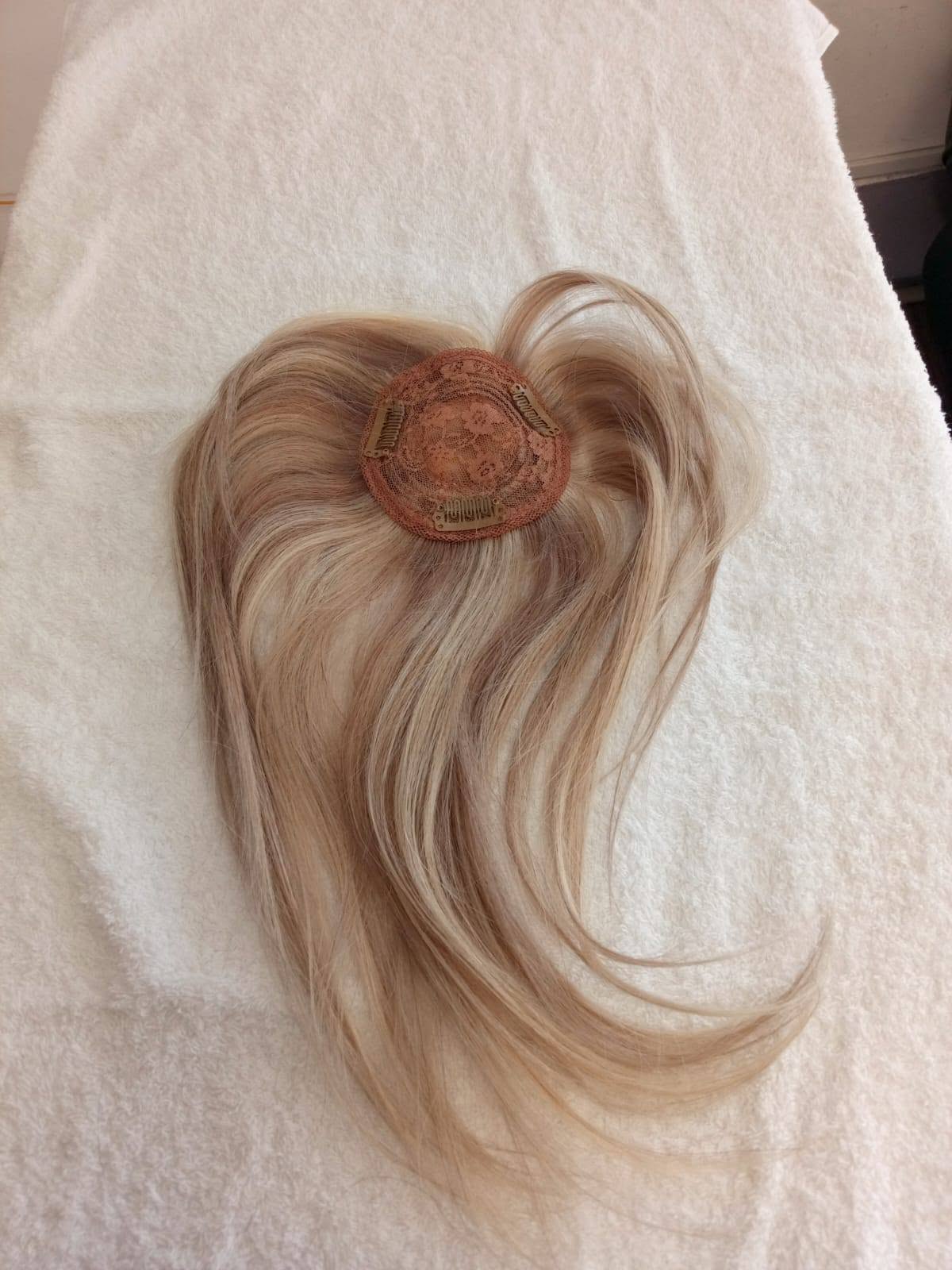 Topper Natural Rubio Cenizo con Rayitos - base redonda con clips