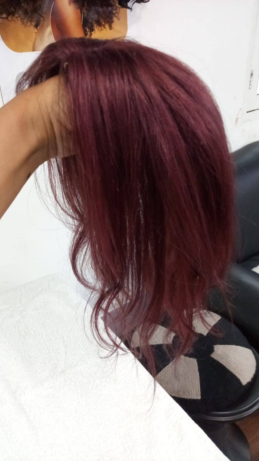 Topper capilar borgoña rojizo - colocación en cabello