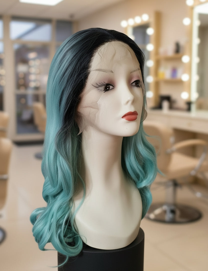 Peluca sintética verde agua con raíces oscuras lace front