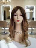 Peluca Sintética Rubia Efecto Balayage con Cerquillo – Ondulada