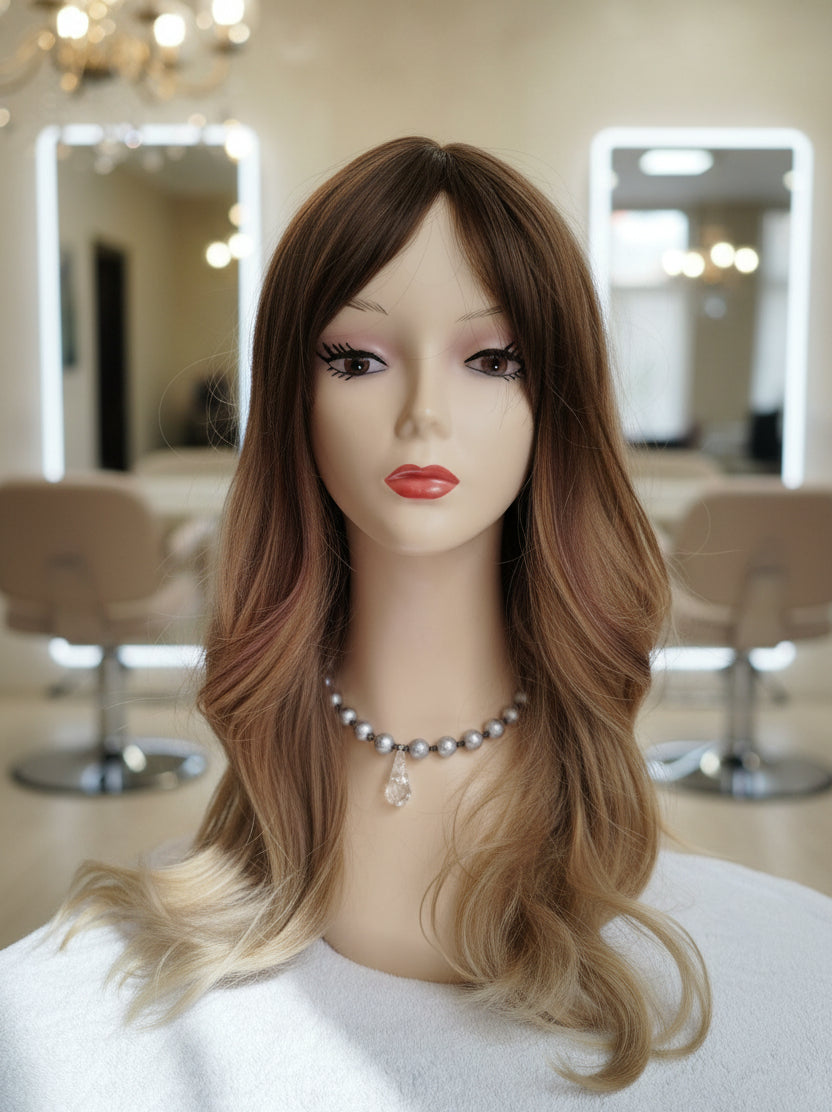 Peluca Sintética Rubia Efecto Balayage con Cerquillo – Ondulada