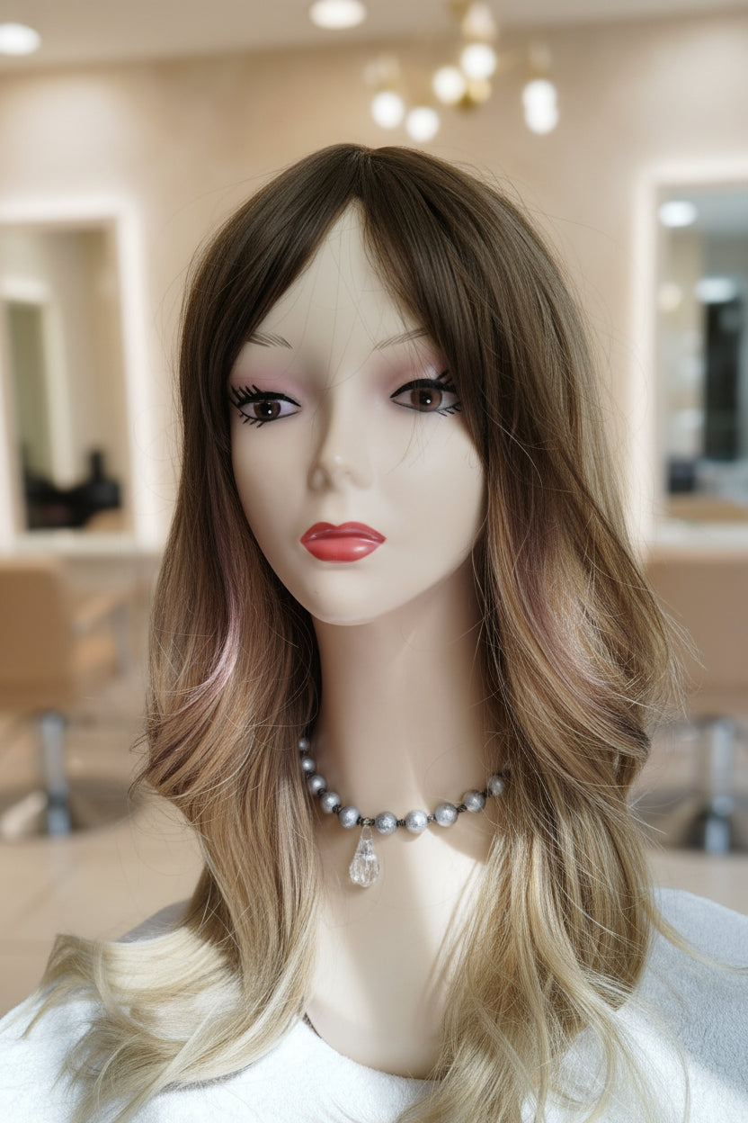 Peluca Sintética Rubia Efecto Balayage con Cerquillo – Ondulada