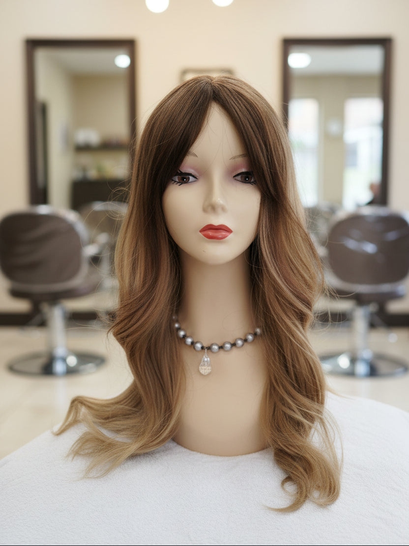 Peluca Sintética Rubia Efecto Balayage con Cerquillo – Ondulada