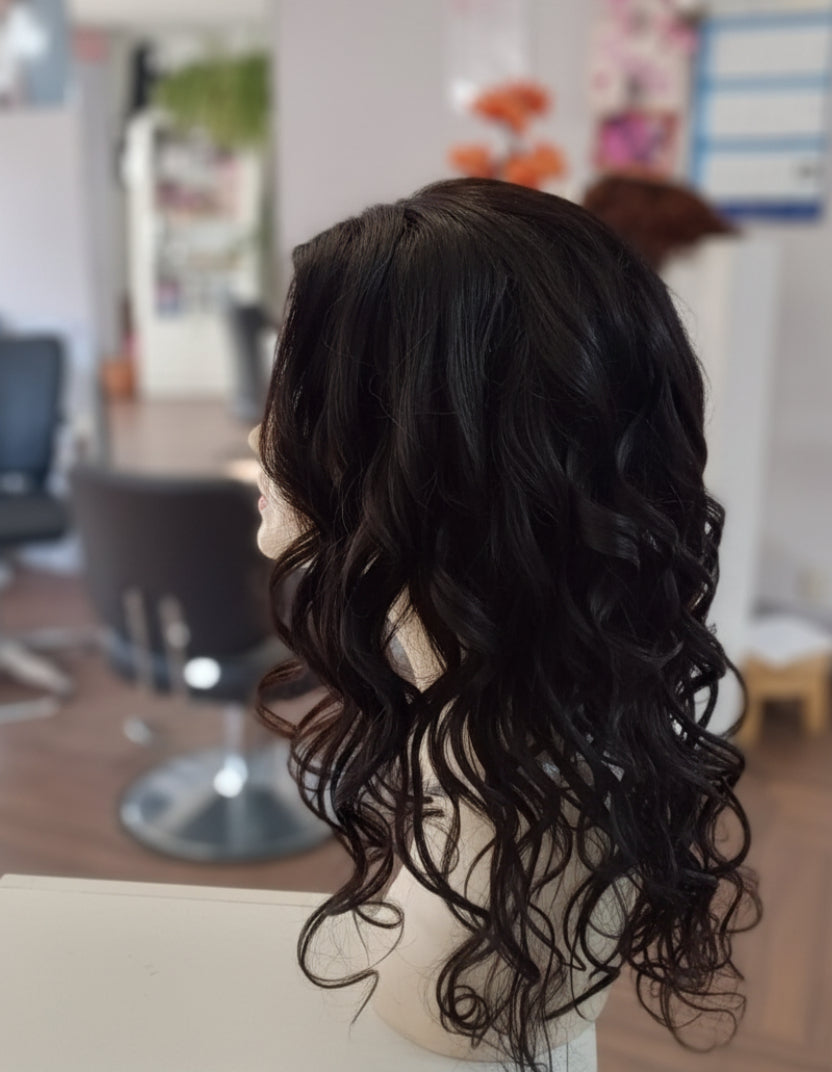 Peluca lace front ondulada cabello natural castaño oscuro vista lateral trasera VMajo