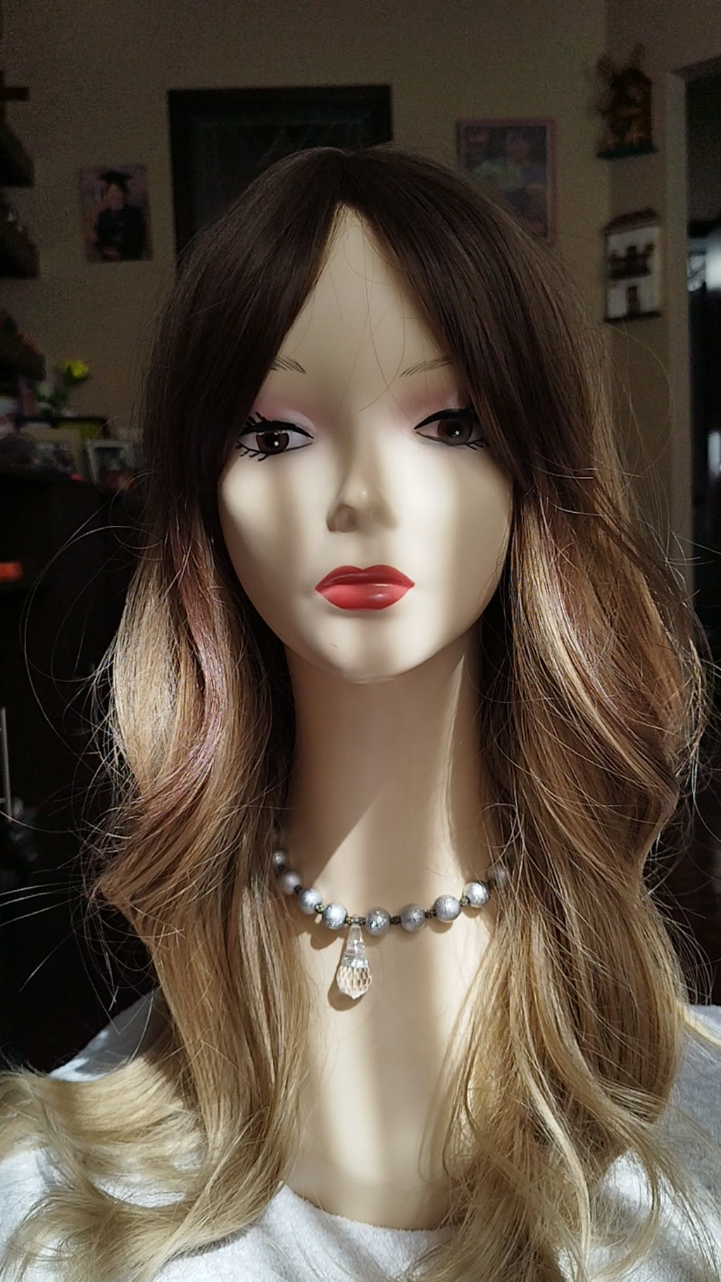 Peluca Sintética Rubia Efecto Balayage con Cerquillo – Ondulada