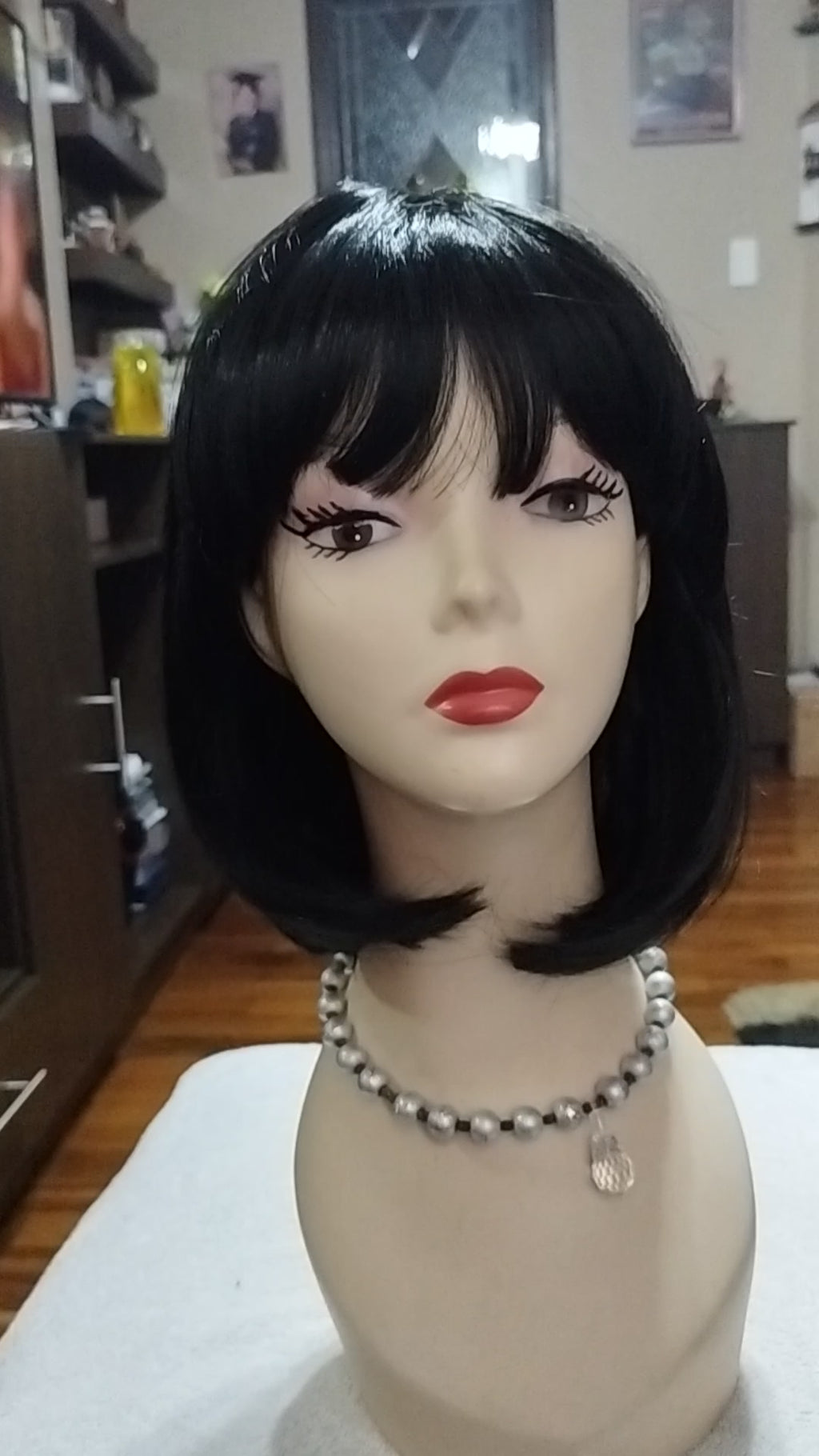 Peluca sintetica negra corte Melena con cerquillo