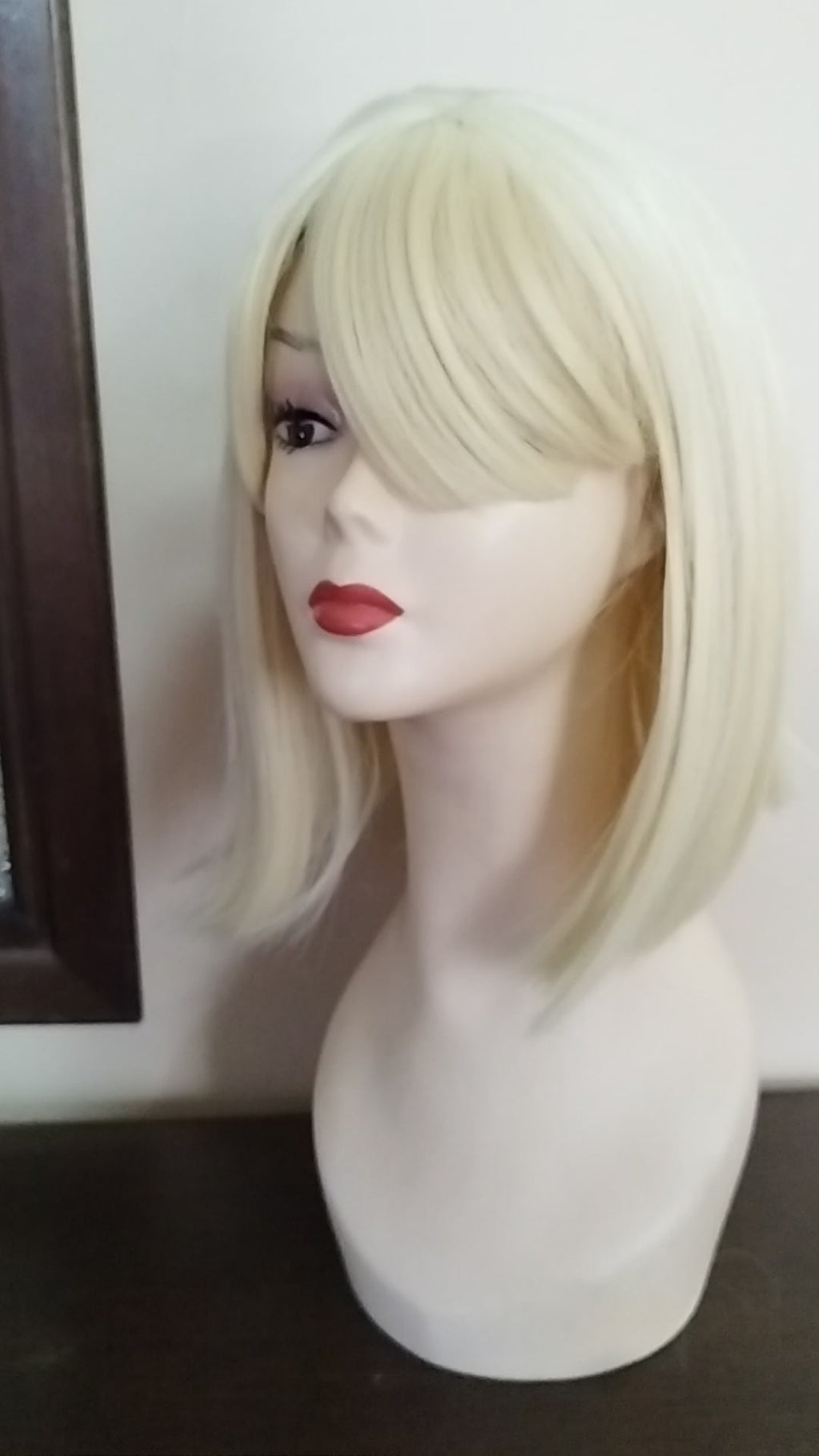 Peluca Sintética Rubia Ceniza Corte Melena con Cerquillo