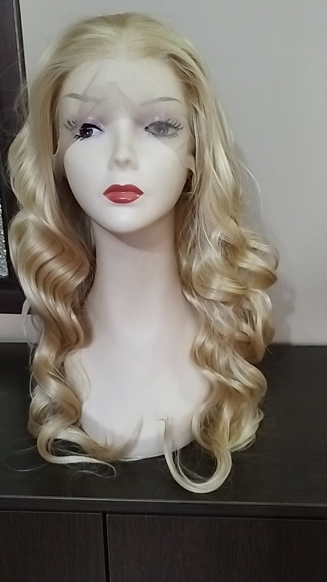 Peluca sintética rubia cenizo ondulada lace front