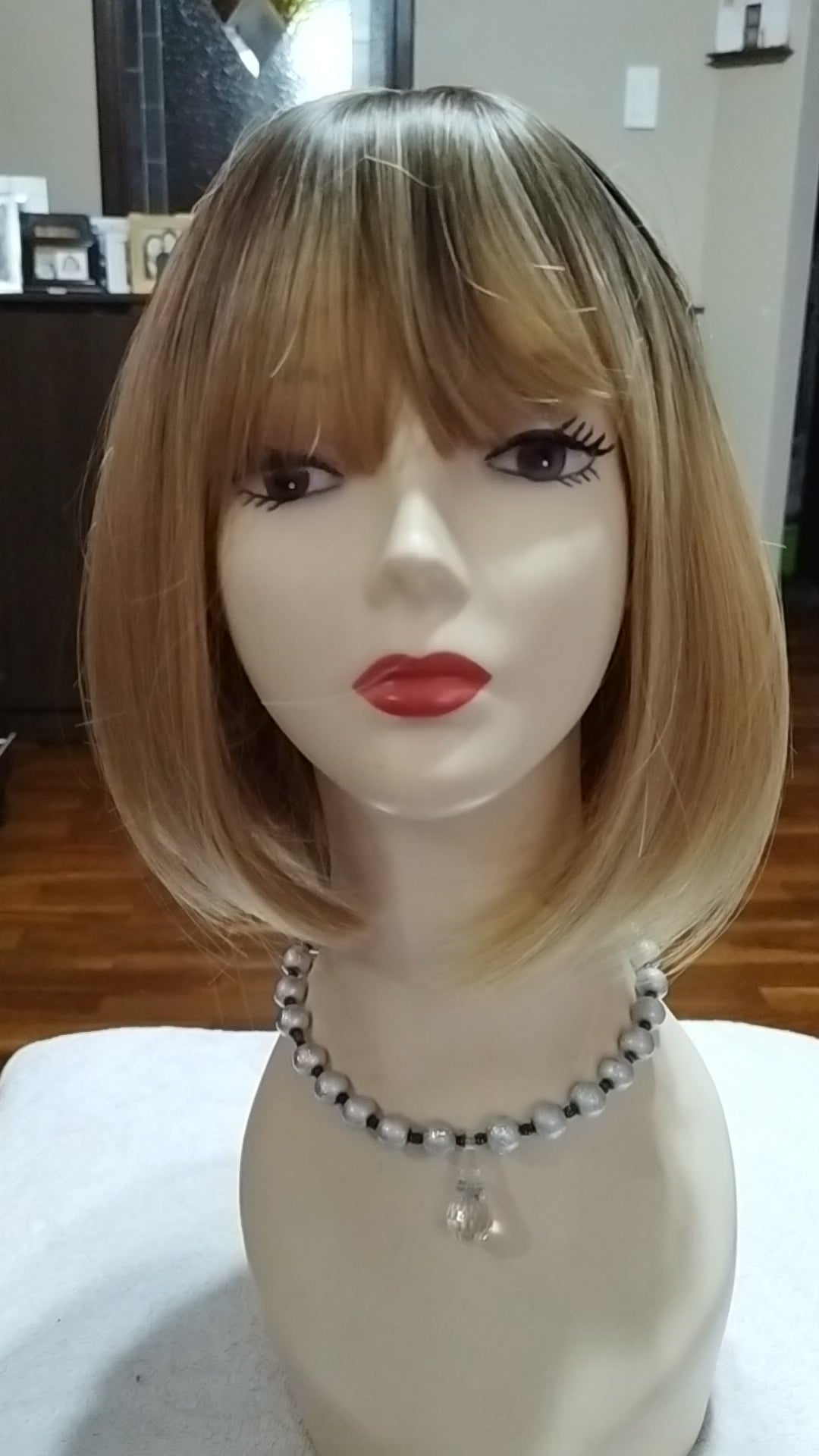 Peluca sintetica castaña con rayitos corte Melena